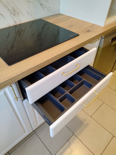 Kézzel készített fa belsőépítészeti elem