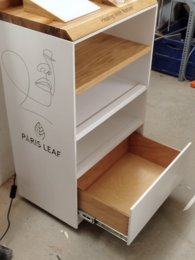 Egyedi fa megoldás modern enteriőrben