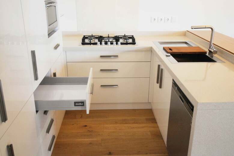 Egyedi fa megoldás modern enteriőrben