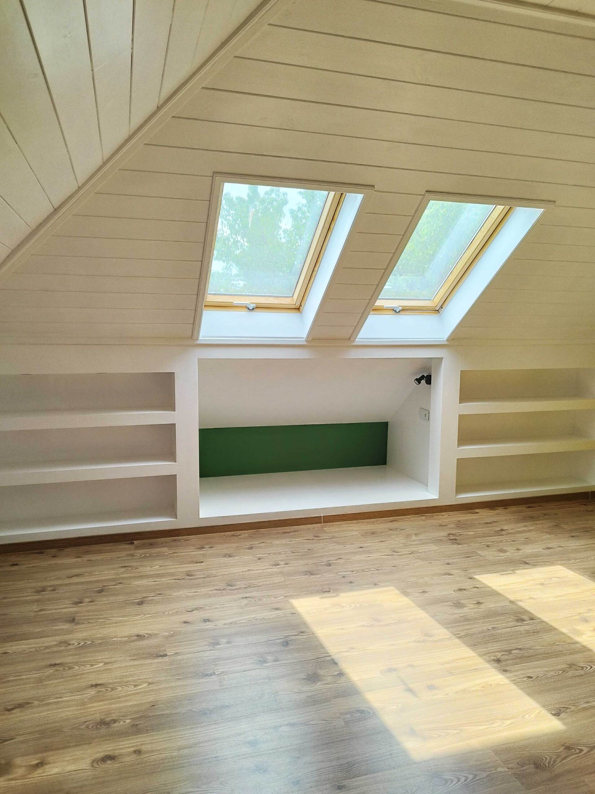 Modern lakás fa dekorációval